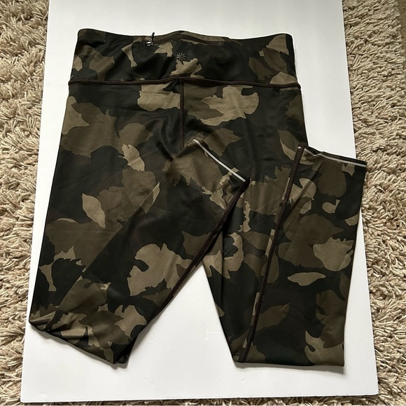 🩷 ATHLETA CAMO CONTENDER 7/8 TIGHT LEGGINGS OLIVE GREEN CAMOUFLAGE SIZE MEDIUM - Picture 3 of 11